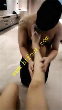 mrclwhffopn.jpg