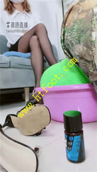 qwclogk32zw.jpg