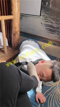 leoghldno3d.jpg