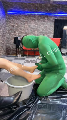 1q1f4zhq2c2.jpg