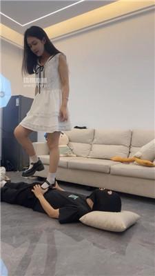 r3vuicm30hu.jpg