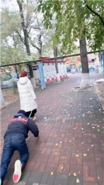 【调教视频】【哈姐】户外游乐园遛狗 JS251020-11