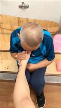 【调教视频】【夸梨】老狗舔臭脚丫 JS250720-1