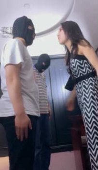 TL9338 萱萱 剧情 女高管两职员舔足强迫圣水