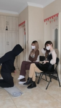 双女神模特踢裆耳光闻脚 YC-220905-3