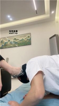 【调教视频】【拉克丝】裸足狂舔/强制滴蜡/竹子狠抽 JS250313-19