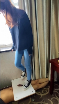 鞋交大神 妹子仔裤帆布鞋踢打踩踏吐奶50分钟