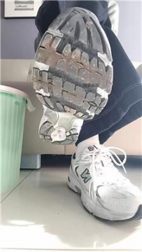 【调教视频】【郑州木子】沉浸式-脏鞋踩踏食物 JS260108-13