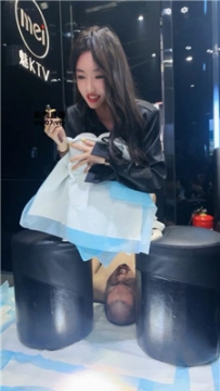 【调教视频】【凉子】圈内聚会-多女王美腿踩踏【四视角版】 bf51374