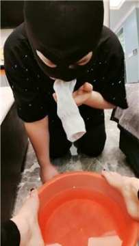 【调教视频】【泽天】近距离啃吃臭脚丫 JS250322-1