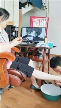 【调教视频】【鸿运女皇团】下属狗伺候女领导沐足【双视角版】 JS250414-3