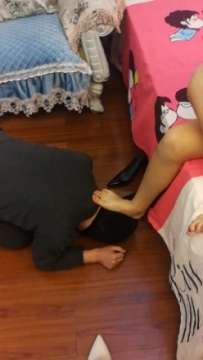 宣萱S黑丝裸足重度踩踏贱狗