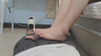 微胖裸足床边足交