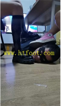TL30512 文文文】桌底舔素人脏鞋60分钟