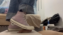 素人小姐姐粉色匡威帆布鞋脏鞋底隔板摩擦踩踏JJ吐奶