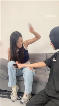 【调教视频】【女生也能很暴力】手捂窒息-脏运动鞋白袜踩 JS250804-17