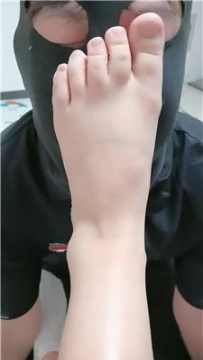 【调教视频】【萌宝儿】挑战白袜脚玉足深喉 JS250627-2