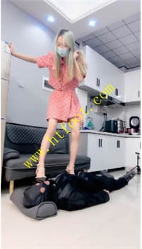TL32835 与精神小妹的那些事】三姐妹高跟赏赐30分钟