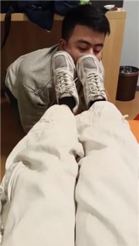 【调教视频】【莹莹】玉足恋足舔/运动鞋踩踏【两部合集】 JS250221-5