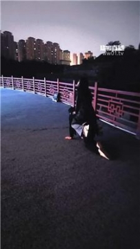 【调教视频】【诗琪】深夜户外骑马骑脖训化 JS251014-32