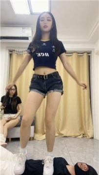 【调教视频】【凹凸曼】双S-小白鞋白袜轮流跳踩 bf54288