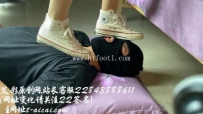 25691  帆布鞋光脚全体重踩脸 清理鞋底