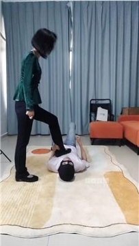 【调教视频】【野玫瑰】坐脸腿绞窒息-踩踏 bf58828