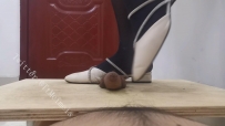 半拖鞋黑丝隔板踩鸡足交吐奶