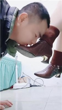 【调教视频】【武汉情侣主】做按摩技师的脚奴 JS260114-7