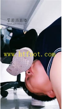 TL30798 小贱MT】女神在上面工作我在这里服务32分钟