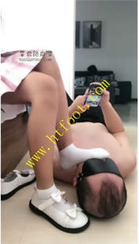 TL26414 与精神小妹】萝莉小诺做脸踩踏29分钟