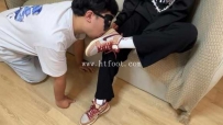 33043  【无双工作室】素人系列二：给素人舔鞋底，鞋底喂食