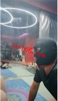 TLZB26254小姨-肉丝裸足美脚舔舐圣水39分