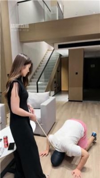 【调教视频】【阿芙乐尔】高跟脚下喂食-钻胯狗爬犬化 bf56426