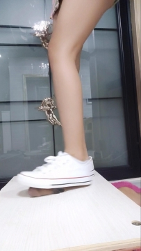 长腿美女帆布鞋棉袜裸足隔板足交吐奶