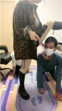 【调教视频】【薇薇】长靴踩虐/骑马狗爬/鞭打/囚禁狗笼 bf50510