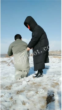 ZB2040 沐颜】雪地里鞭打脚踹43分钟