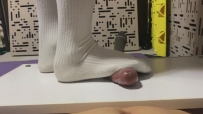 女神中筒白袜隔板狠碾吐奶（双视角）