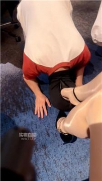 【调教视频】【阿芙贝儿】白领S的脚下骚奴 JS251220-36