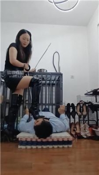 【调教视频】【南荣】藤条狠抽-高跟踩踏-囚禁狗笼【双视角版】 JS251012-3