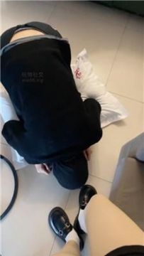 【调教视频】【小凤梨】舔喝圣水/脏鞋白袜虐/转胯狗爬踩踏 JS250112-3