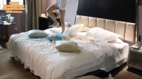 30768  【白白酱酱】平底鞋和运动鞋对床垫和枕头的暴力按摩，解压神器
