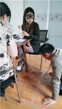 【调教视频】【鸿运双女团】桌底伺候群女王吃饭【双视角版】 JS250331-23