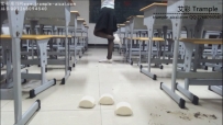 大学教室黑丝帆布鞋踩馒头