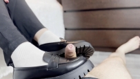 小姐姐穿白袜黑皮鞋给剥皮哥足交吐奶
