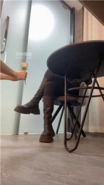 【调教视频】 【玥野兔】长靴白袜脚下喂食 JS250528-17