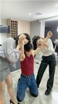 【调教视频】【麋鹿银儿】双主暴力虐-咬胳膊/踩踏式脚耳光/腿绞 bf51651