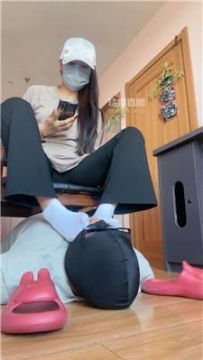 【调教视频】【小奕】嘴洗袜子-白袜脚窒息 JS250730-17