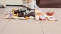 lo鞋踩食物    JS251016~3