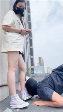 【调教视频】【小妮】户外-高帮连环踢裆-闻鞋袜羞辱 JS250730-18